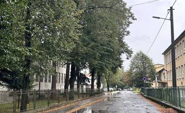 FOTO: V Handlovej začínajú s rekonštrukciou Mierového námestia. Pribudnú parkovacie miesta aj plochy na komunálny odpad