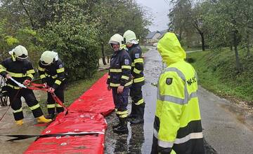 FOTO: Hasiči pomáhali odčerpávať aj presmerovať vodu