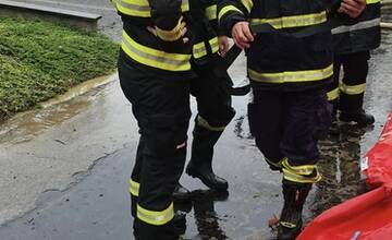 FOTO: Hasiči pomáhali odčerpávať aj presmerovať vodu