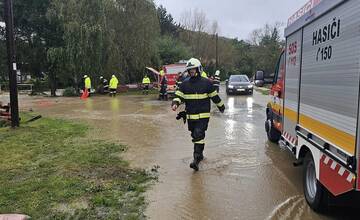 FOTO: Hasiči pomáhali odčerpávať aj presmerovať vodu