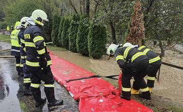 FOTO: Hasiči pomáhali odčerpávať aj presmerovať vodu