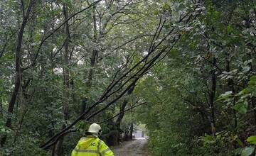 FOTO: Hasiči pomáhali odčerpávať aj presmerovať vodu