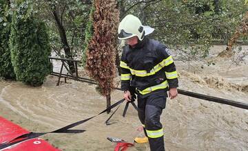 FOTO: Hasiči pomáhali odčerpávať aj presmerovať vodu