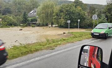 FOTO: Hasiči pomáhali odčerpávať aj presmerovať vodu