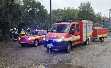 FOTO: Hasiči pomáhali odčerpávať aj presmerovať vodu