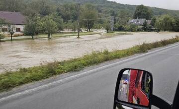 FOTO: Hasiči pomáhali odčerpávať aj presmerovať vodu