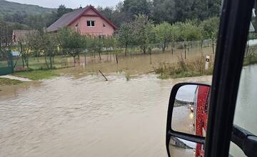 FOTO: Hasiči pomáhali odčerpávať aj presmerovať vodu