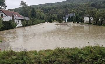 FOTO: Hasiči pomáhali odčerpávať aj presmerovať vodu