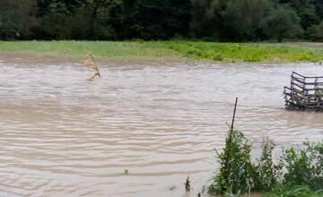 FOTO: V obci Nová Bošáca bojovali s povodňami, ktorá zaplavila časť obce