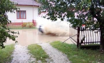 FOTO: V obci Nová Bošáca bojovali s povodňami, ktorá zaplavila časť obce