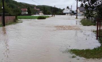 FOTO: V obci Nová Bošáca bojovali s povodňami, ktorá zaplavila časť obce