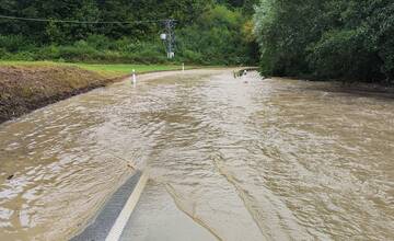 FOTO: V obci Nová Bošáca bojovali s povodňami, ktorá zaplavila časť obce