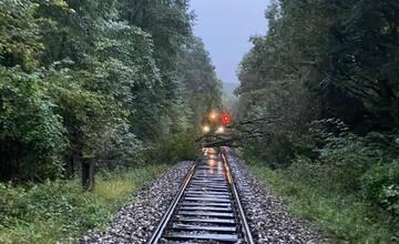 FOTO: Hasiči Trenčianskeho kraja odstraňovali spadnutý strom na železničnom priecestí pri Trenčíne