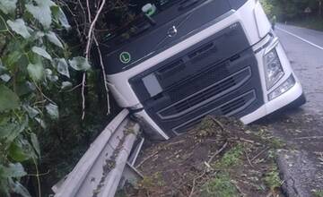 FOTO: Nehoda kamióna za Handlovou