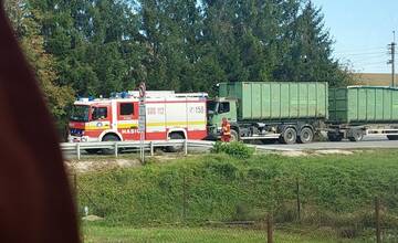 FOTO: Dopravná nehoda medzi Svinnou a Bánovcami nad Bebravou. Zrazil sa tam kamión s osobným autom