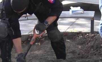 FOTO: Polícia sa vrátila hľadať na miesto atentátu nábojnicu