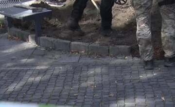 FOTO: Polícia sa vrátila hľadať na miesto atentátu nábojnicu