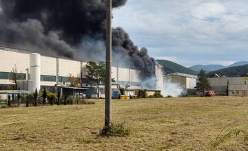 FOTO: Požiar haly v Dubnici nad Váhom zalarmoval celé mesto, horela kyselina
