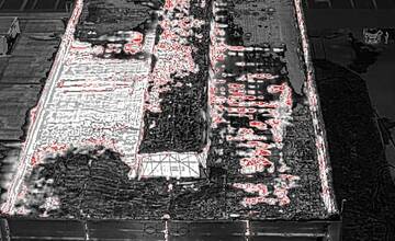 FOTO: Požiar haly v Dubnici nad Váhom zalarmoval celé mesto, horela kyselina