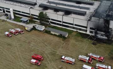 FOTO: Požiar haly v Dubnici nad Váhom zalarmoval celé mesto, horela kyselina