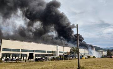 FOTO: Požiar haly v Dubnici nad Váhom zalarmoval celé mesto, horela kyselina