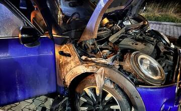 FOTO: Pomôžte nájsť podpaľača, ktorý Lucií zapálil auto a ušiel 