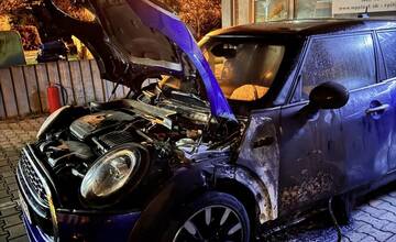 FOTO: Pomôžte nájsť podpaľača, ktorý Lucií zapálil auto a ušiel 