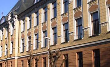 FOTO: Primátor Rybníček kritizuje vedenie gymnázia za zrušenú spomienkovú akciu