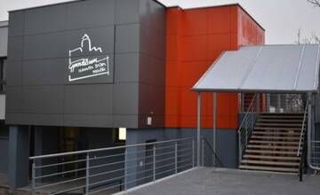 FOTO: Primátor Rybníček kritizuje vedenie gymnázia za zrušenú spomienkovú akciu