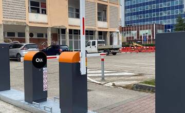 FOTO: Pri Družbe v Trenčíne pribudli závory. Platba bude možná iba v automatickej pokladni hotovosťou alebo kartou