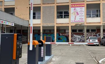 FOTO: Pri Družbe v Trenčíne pribudli závory. Platba bude možná iba v automatickej pokladni hotovosťou alebo kartou