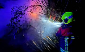 FOTO: Hasičom sa podarilo uhasiť rozhorený drevník 