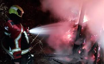 FOTO: Hasičom sa podarilo uhasiť rozhorený drevník 