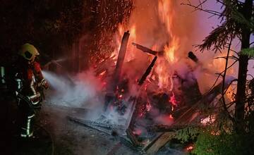 FOTO: Hasičom sa podarilo uhasiť rozhorený drevník 