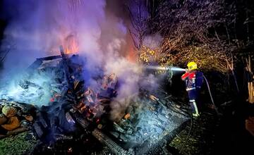 FOTO: Hasičom sa podarilo uhasiť rozhorený drevník 