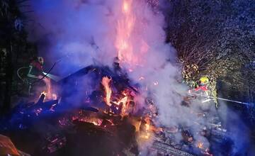 FOTO: Hasičom sa podarilo uhasiť rozhorený drevník 