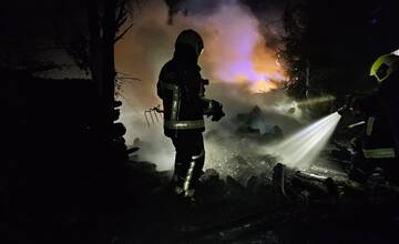 FOTO: Hasičom sa podarilo uhasiť rozhorený drevník 