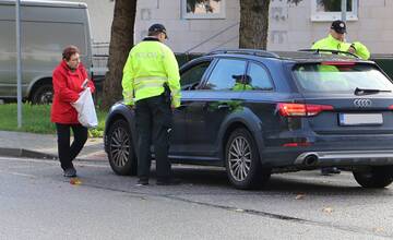 FOTO: Polícia na cestách kontroluje vodičov, či pustia slepých cez priechod