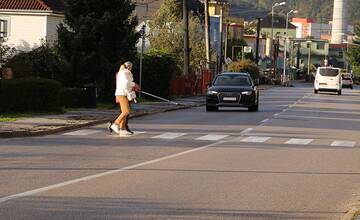 FOTO: Polícia na cestách kontroluje vodičov, či pustia slepých cez priechod