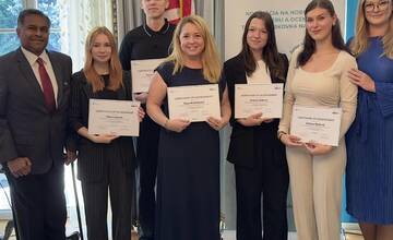 FOTO: Stredná odborná škola obchodu a služieb v Novom Meste nad Váhom získala prestížne ocenenie