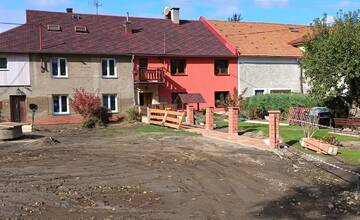 FOTO: Povodne zasiahli 90 percent obce Brantice. Pomáhali im aj Trenčania