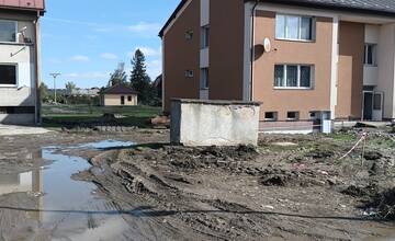 FOTO: Povodne zasiahli 90 percent obce Brantice. Pomáhali im aj Trenčania