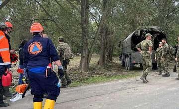 FOTO: Povodne zasiahli 90 percent obce Brantice. Pomáhali im aj Trenčania