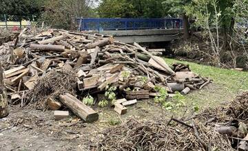 FOTO: Povodne zasiahli 90 percent obce Brantice. Pomáhali im aj Trenčania