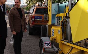 FOTO: Moderný prístroj na meranie poškodenia vozoviek