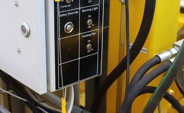 FOTO: Moderný prístroj na meranie poškodenia vozoviek