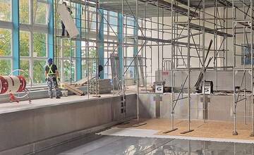 FOTO: Považská Bystrica pokračuje v rekonštrukcii plavárne. Hotová by mala byť do Vianoc