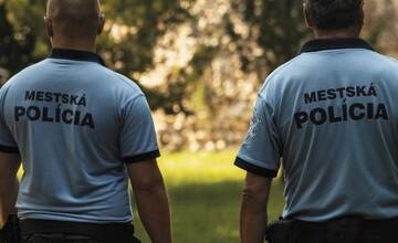 FOTO: Mestská polícia zadržala muž, ktorého opitého zachytila kamera