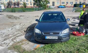 FOTO: Vodič s ilavskou ŠPZ zaparkoval priamo na stavenisku v Trenčianskych Tepliciach. Auto musí okamžite preparkovať