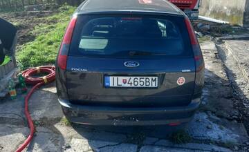 FOTO: Vodič s ilavskou ŠPZ zaparkoval priamo na stavenisku v Trenčianskych Tepliciach. Auto musí okamžite preparkovať